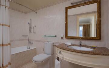 Deluxe, Guest room, 1 King, Sofa bed в Отеле Armenia Marriott Hotel Yerevan